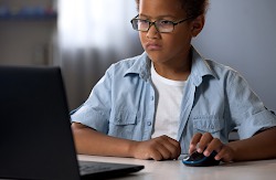 Kind achter computer - mediawijsheid