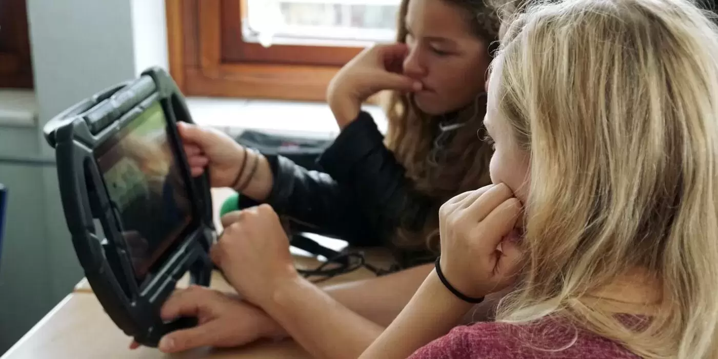 Jongeren produceren muziek op iPads in deze workshop