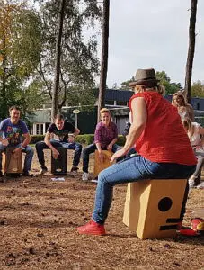 Cajon spelen tijdens Muziek Workshop