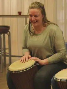 Djembe spelen tijdens Muziek Workshop