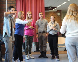 Je kunt heel veel workshops doen om burgerschap bespreekbaar te maken. Waaronder bijvoorbeeld theatersport. 