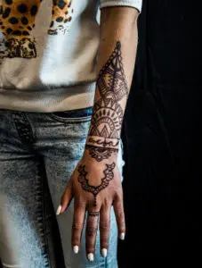 Gebruik de cultuurkaart om een workshop tatoeages tekenen te boeken