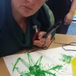 Een deelnemer met haar creatie tijdens de 3D Printerpen Workshop voor volwassenen, een spin.