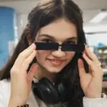 Meisje met zelfgemaakte bril van 3D printerpennen.