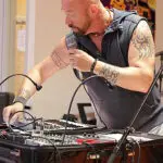 Workshopleider Rene leert je muziek maken