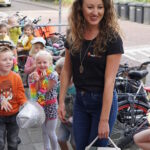 De theatercoach begeleidt de groep en speelt de muziek af