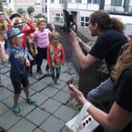 De lipdub begeleiders nemen een tas vol leuke hoedjes en sjaaltjes mee