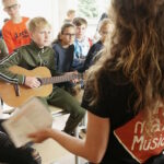 Oudere kinderen kunnen theaterscenes voorbereiden voor in de lipdub