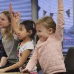 Muziekles Basisschool met djembes
