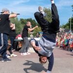 Workshopleiders verzorgen het openingslied van de Muziekdag eindpresentatie