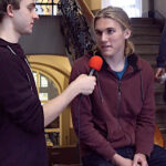 Leerlingen interviewen elkaar in de promotiefilm van de school