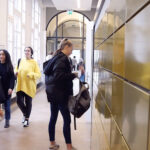 Verschillende delen van de school worden in beeld gebracht in de promotiefilm