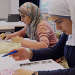 En natuurlijk zien we ook de leerlingen aan het werk in de promotiefilm van de school