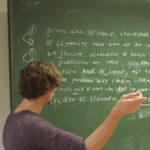 Workshopleider Rap geeft uitleg tijdens Rap Workshop