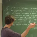 Workshopleider Rap geeft uitleg tijdens Rap Workshop