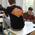 Betrokken Rap Workshopleider tijdens workshop