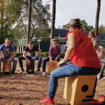 Teamuitje met cajon spelen