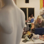 Kleding bewerken en passen tijdens het Upcycling Mode Project