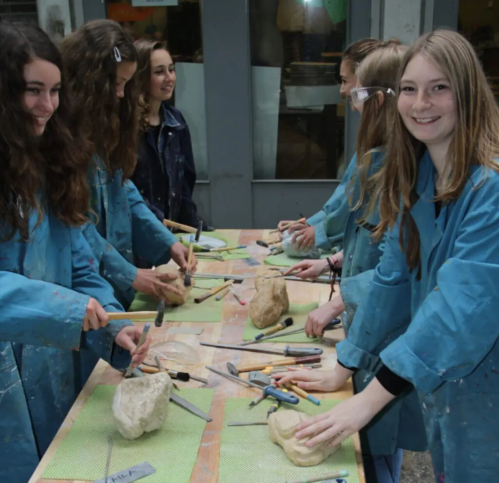 Workshop beeldhouwen met speksteen op locatie voor groepen jongeren