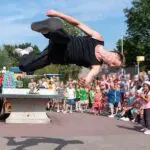 Presentatie van workshopleider tijdens breakdance workshop