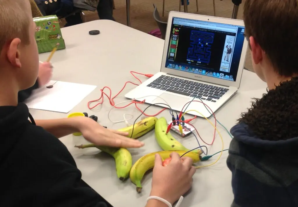 Makey Makey ontwerp workshop op locatie voor groepen jongeren