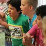 Ook de jongens gaan al snel overstag en zingen lekker mee in onze gospel workshop