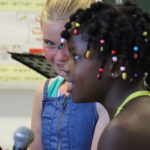 Echt met de microfoon zingen in de gospel workshop voor kinderen