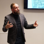 Een inspirerende workshopleider krijgt de groep aan de gang met spoken word