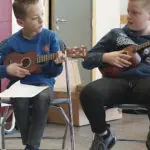 Ukelele spelen tijdens basisschool activiteiten