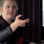 Workshopleidster Jane geeft Zang Workshop