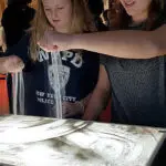 Zelf toveren met zand in de Zandkunstenaars Workshop