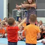 Enthousiaste workshopleidsters geven de Zang & Dans Workshop bij jullie op locatie