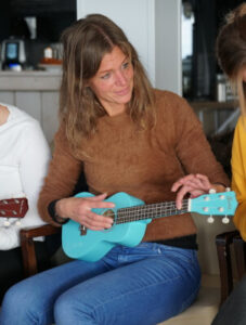 Leuke team uitjes met ukelele leren spelen