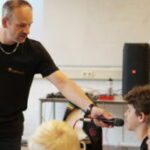 Beatbox Workshop van maX Music voor jongeren op school in een klas.