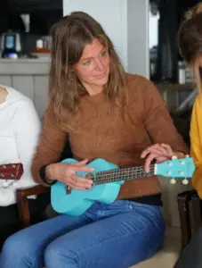 Ukelele spelen met een groep is een laagdrempelige muzikale leuke activiteit