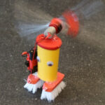 Zelf ontworpen robot uit de Wiggle Bots Workshop
