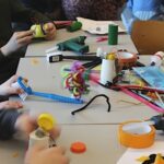 De hele klas maakt robots in de Wiggle Bots Workshop