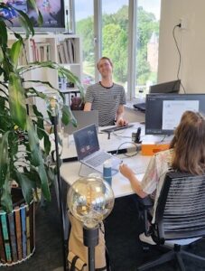 Werken op maX Music kantoor