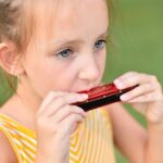 Kinderen vanaf groep 5 leren mondharmonica spelen in onze workshop voor groepen