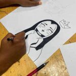 Schetsen en tekenen bij de cartoon tekenen workshop voor jongeren.