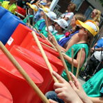 Kinderen spelen muziek bij een muziek project.