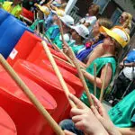 Kinderen spelen muziek bij een muziek project.