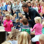 Muziek activiteiten op een basisschool met kinderen.