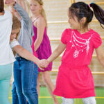 Dansen en muziek maken met kinderen.