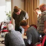 Samen schrijven bij de workshop rappen.