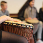 Djembe trommelen op school.