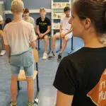 Theatersport workshop met oefeningen voor jongeren.