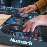 Het leren draaien op een dj mixtafel voor volwassenen.