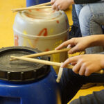 Streetbeats Drummen met plastic tonnen.