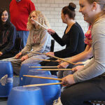 Streetbeats Workshop met plastic tonnen voor jongeren.